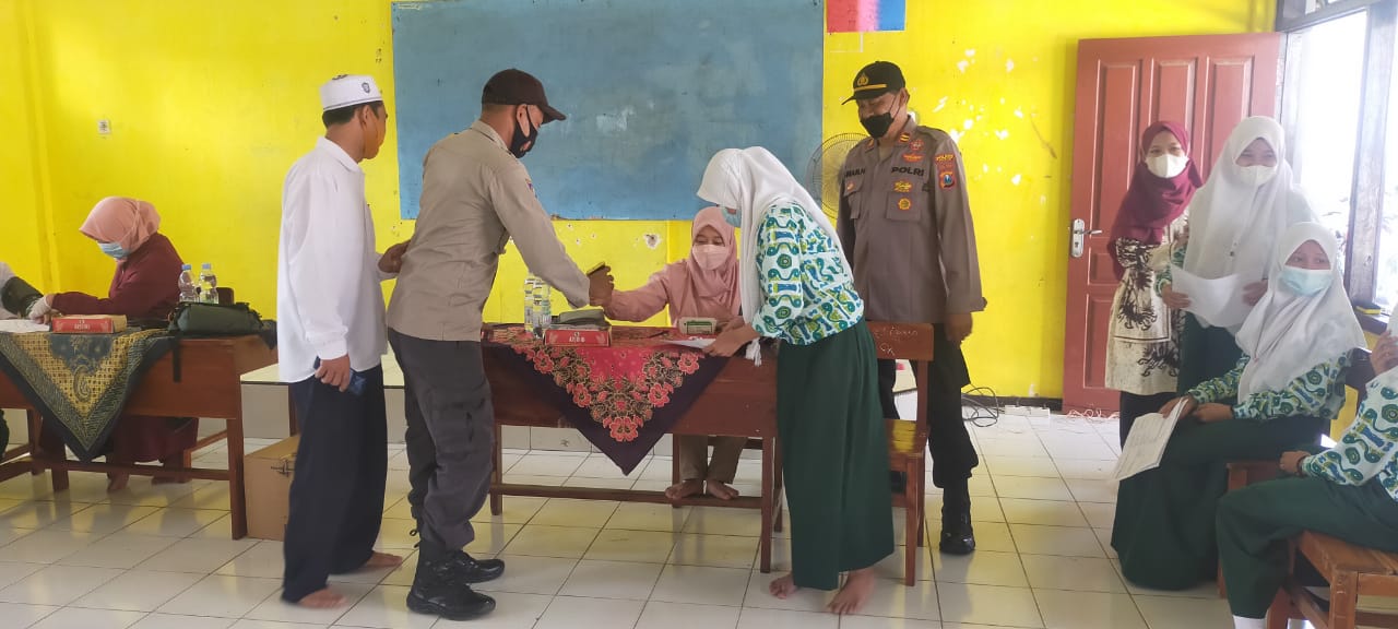 Polsek Baron Cek Giat Vaksin Tahap I untuk Para Santri Di SMP Al Falah