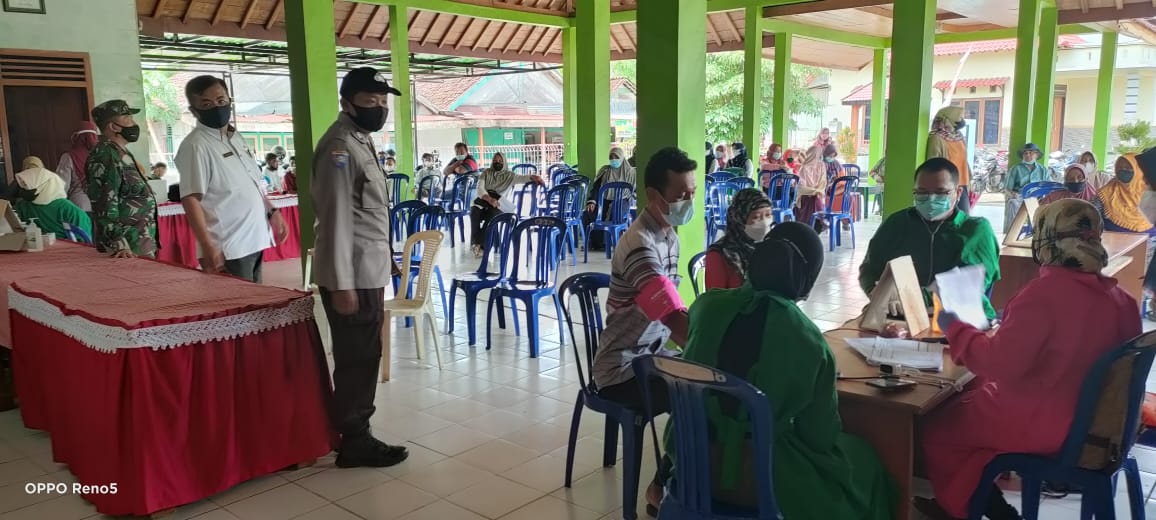 TNI dan Polri Polsek Ngluyu Bersinergi dalam Pengamanan Vaksinasi Covid-19