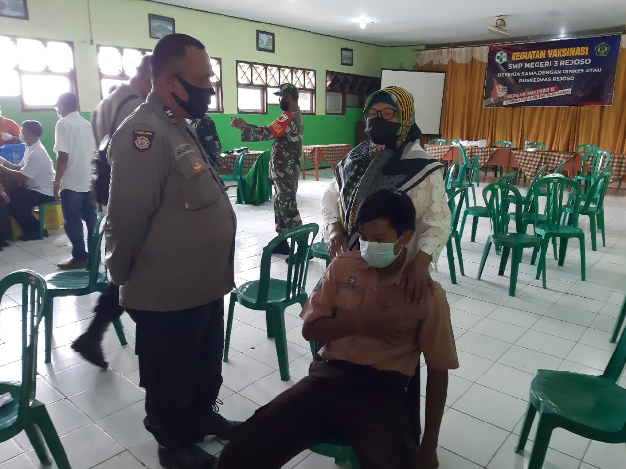 Babinkamtibmas Desa Mlorah Melaksanakan Giat Pengamanan Vaksinasi di SMPN 3 Rejoso Desa Mlorah