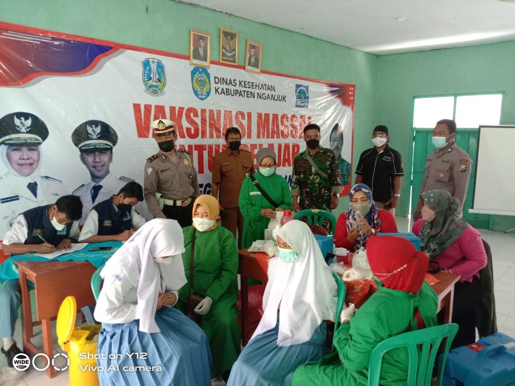 Polsek Warujayeng Pam dan Monitoring Vaksinasi Pelajar SMA Negeri Tanjunganom