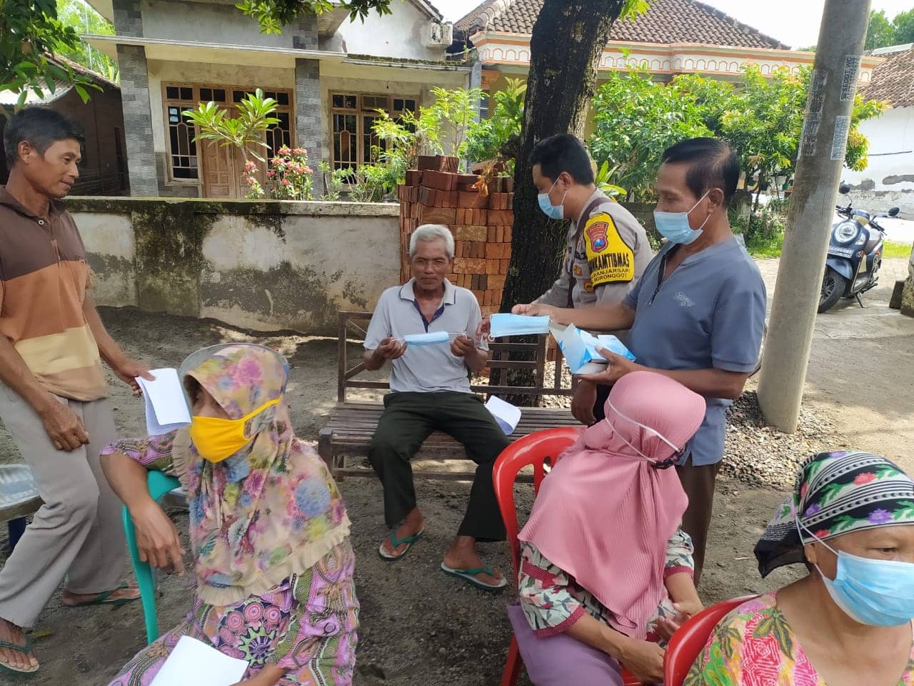 Bhabinkamtibmas Ds Banjarsari Pengamanan Giat vaksinasi dan Himbau Prokes.