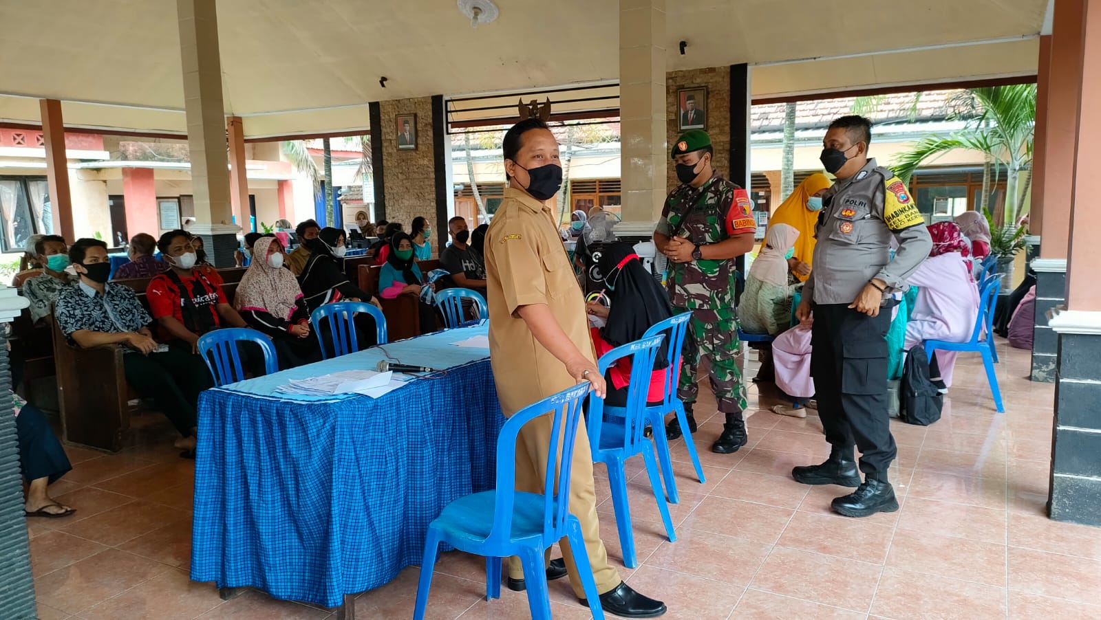 SINERGITAS TNI-POLRI KAWAL VAKSINASI COVID-19 DI KELURAHAN BANARAN