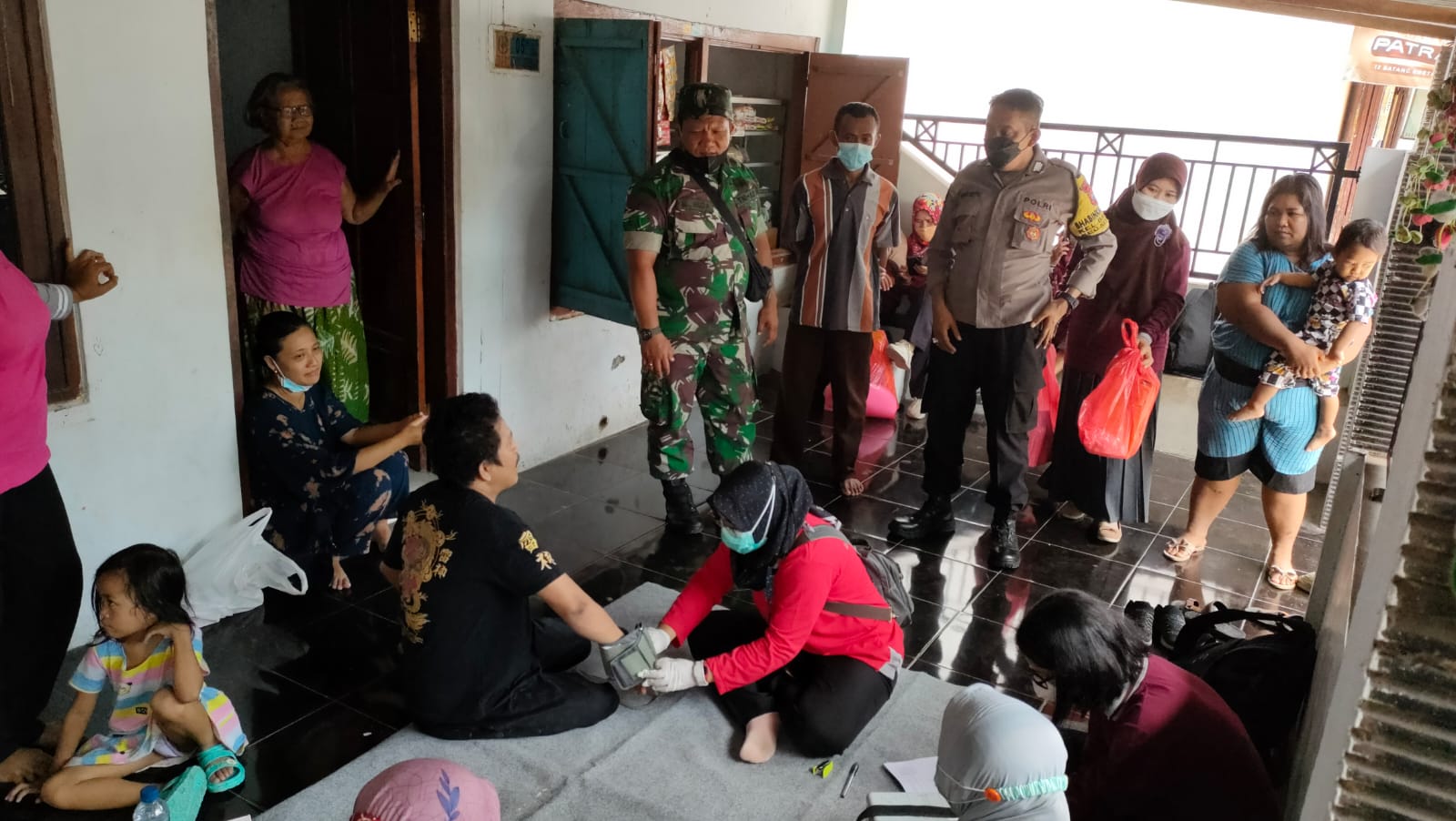 Bhabinkamtibmas Kelurahan Banaran Lakukan Pendampingan Vaksinasi Door to Door