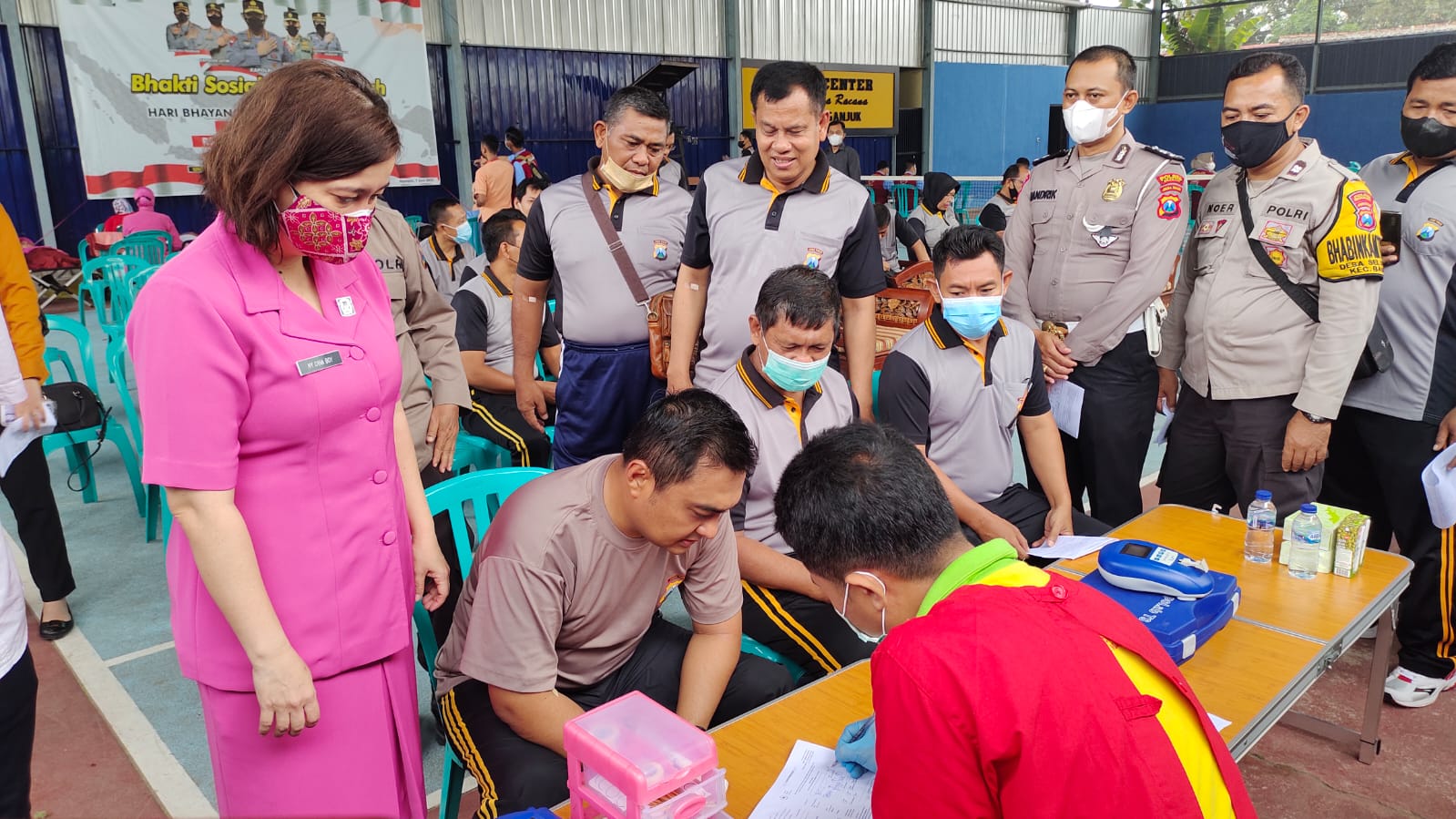 Ratusan Anggota Polres Nganjuk dan Bhayangkari Ramai-Ramai Donorkan Darahnya