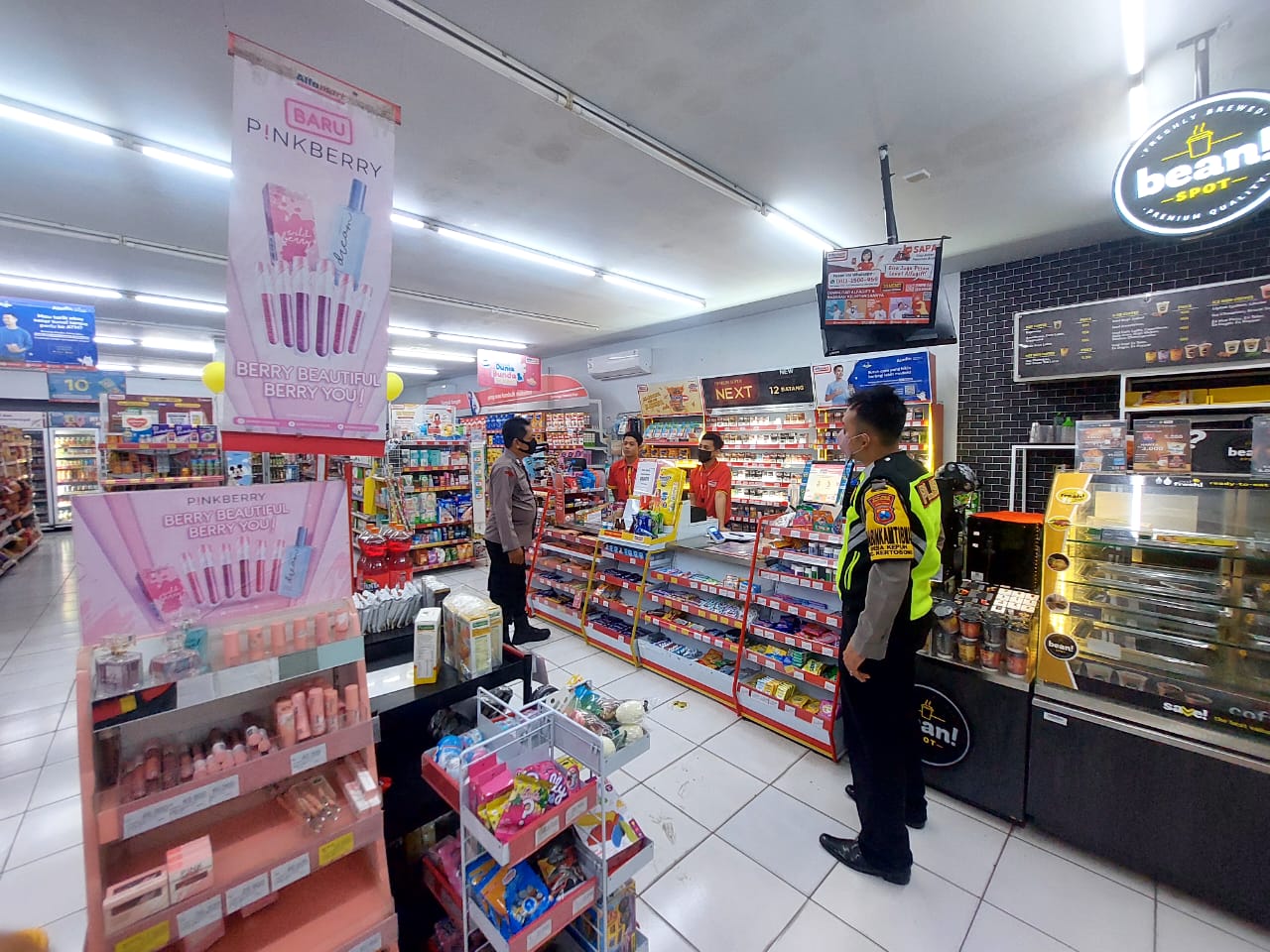 Patroli Samapta Laksanakan Patroli Dialogis Di Toko Swalayan