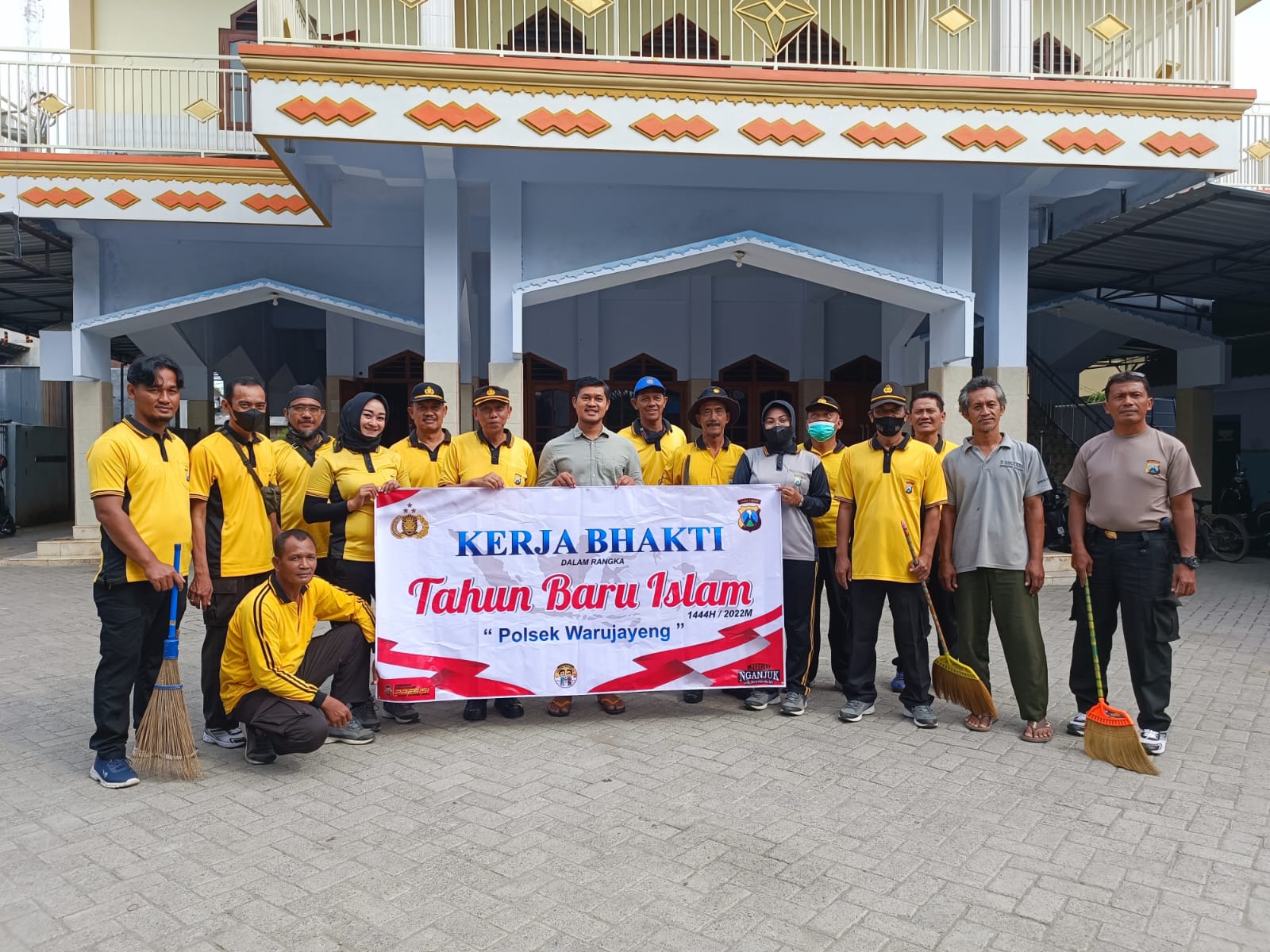 Peringati Tahun Baru Hijriah, Polsek Warujayeng Kerja Bhakti di Lingkungan Masjid