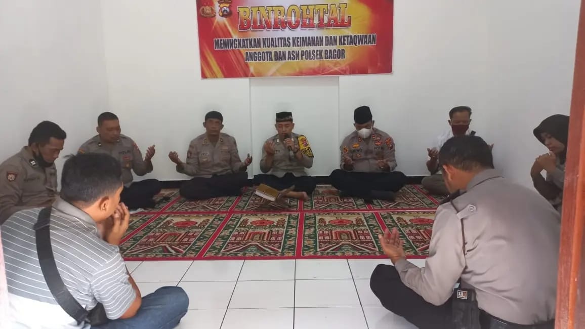 Personel Polsek Bagor melaksanakan Binrohtal tingkatkan Karakter Keimanan Personel Polri