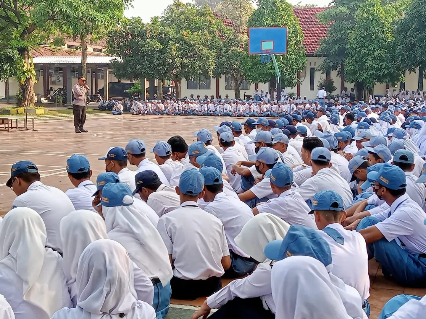 Tingkatkan Disiplin Siswa, Kanit Binmas Polsek Warujayeng Hadiri Upacara Bendera di SMKN 1 Tanjunganom