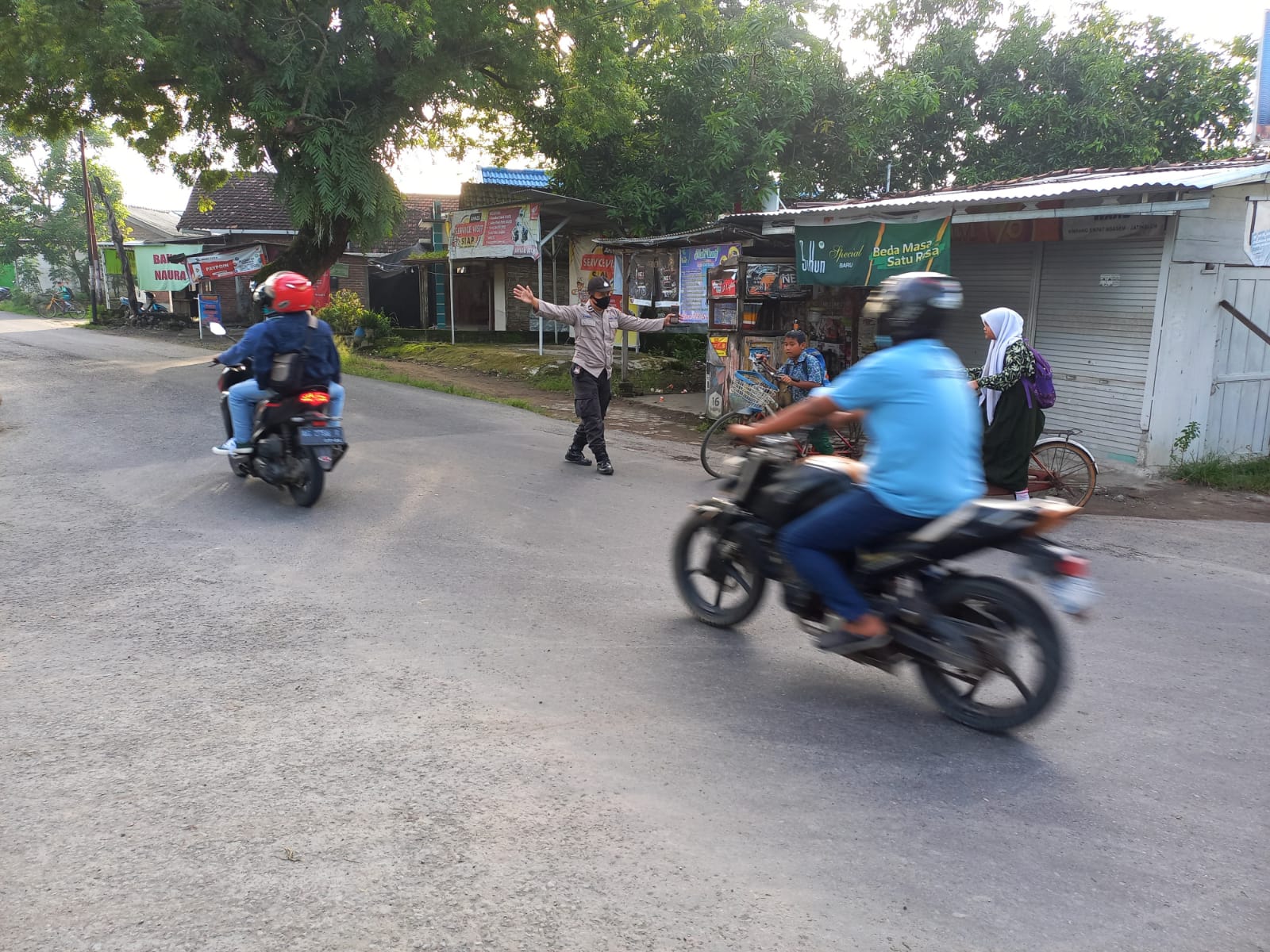 Penampilan Pagi Personil Polsek Jatikalen Berikan Rasa Aman pada Masyarakat dan Anak Sekolah
