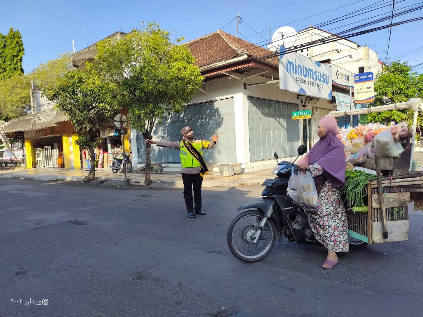 HUT Ke-74, Polwan Polsek Warujayeng All Out Turun ke Jalan Lakukan Pelayanan Pagi