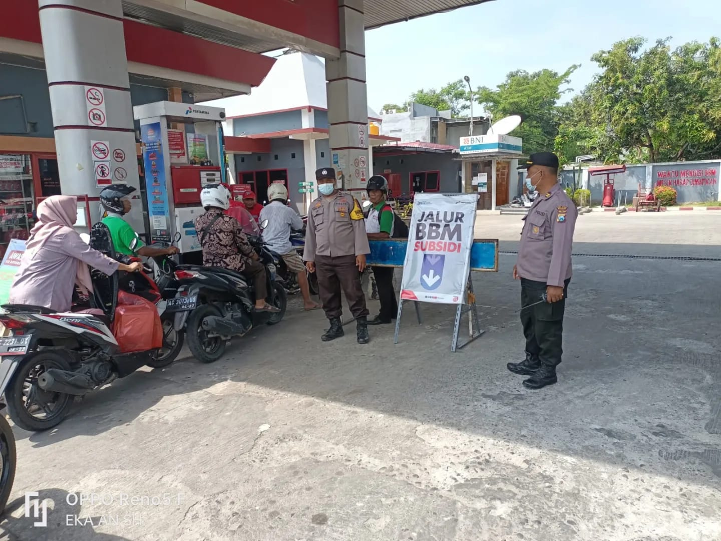 Patroli Rutin di SPBU Digelar Polsek Warujayeng Usai Kenaikan Harga BBM