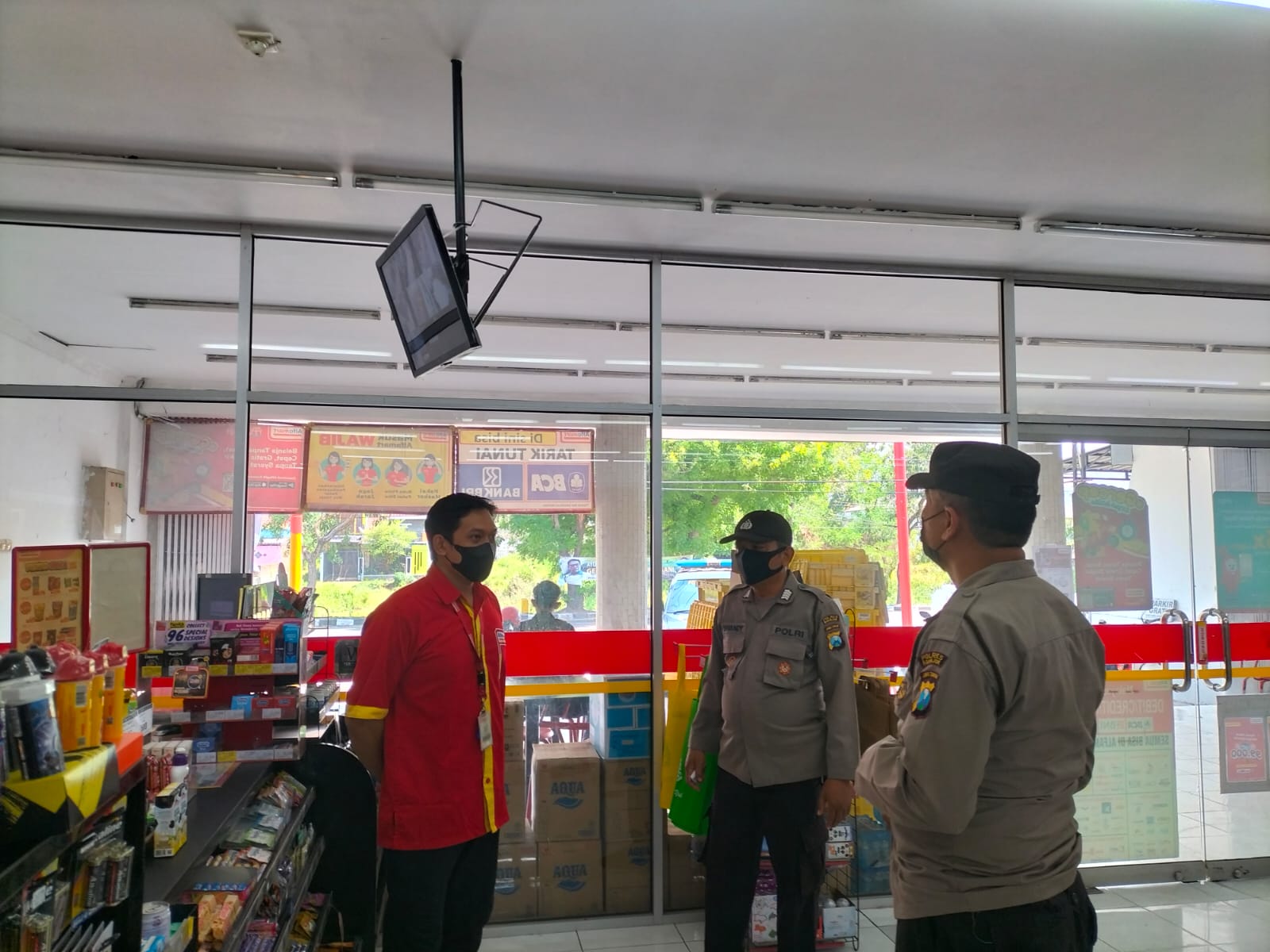 Patroli Samapta Sampaikan Himbauan Kamtibmas Saat Patroli Toko Swalayan