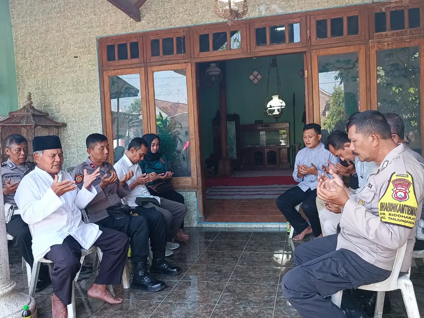 Kapolsek Warujayeng Bersama Anggota Sambang Duka di Rumah Purna Polri
