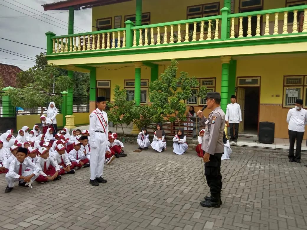 Jadi Pembina Upacara, Panit Binmas Polsek Warujayeng Beri Wejangan Siswa MI DAMAI Kampungbaru