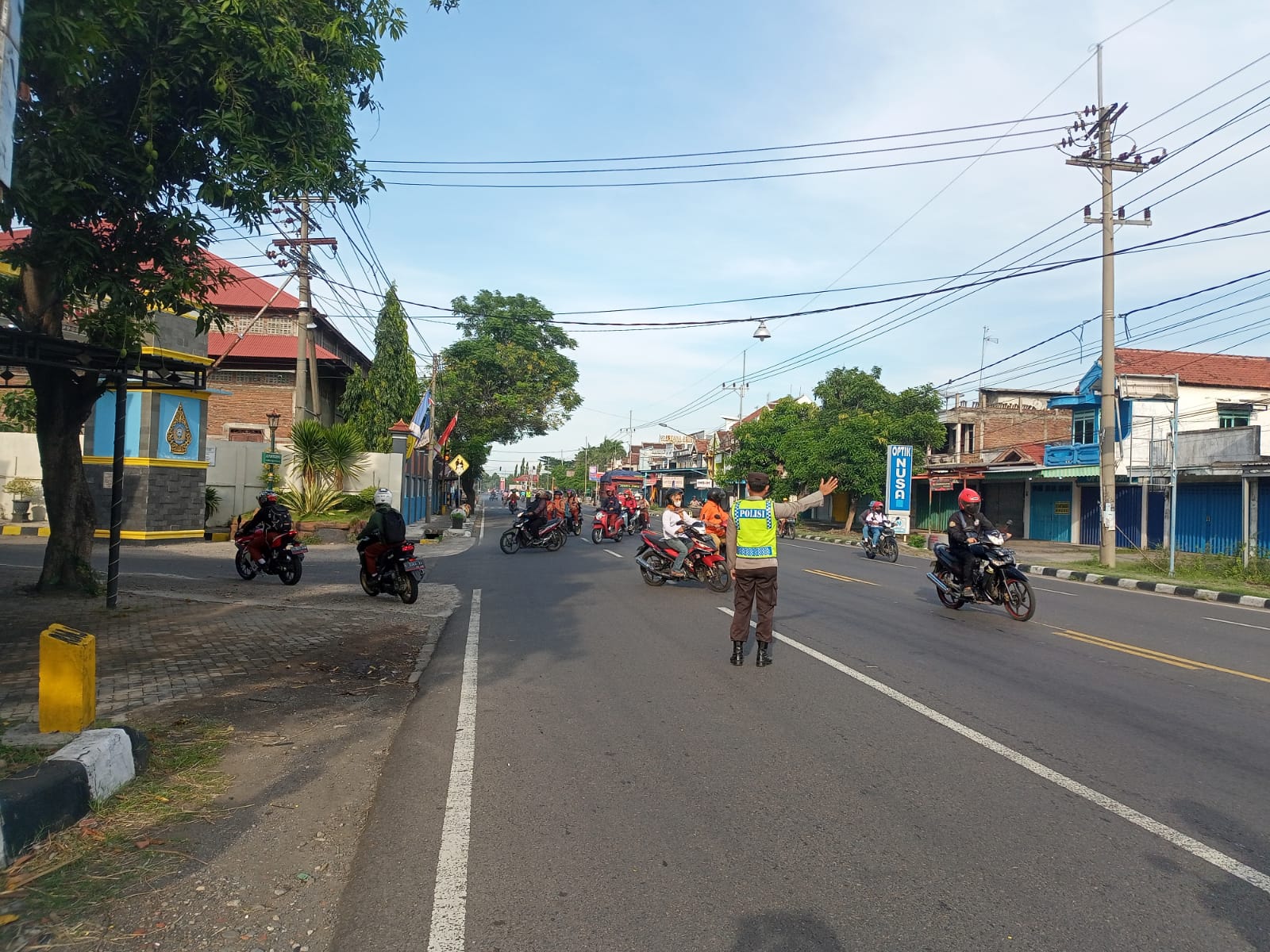 Giat Pelayanan Pagi Polsek Kertosono bantu Penyeberangan Masyarakat
