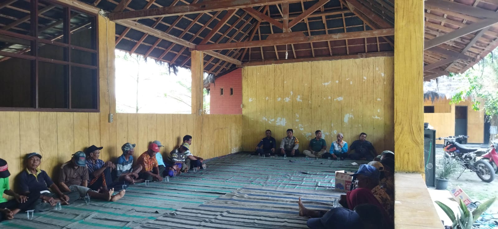 Bhabinkamtibmas Desa Perning Hadiri Musyawarah Perhutani (KPH) Jombang Fasilitasi Dialog LMDH Dengan PPL Dinas Pertanian Jatikalen
