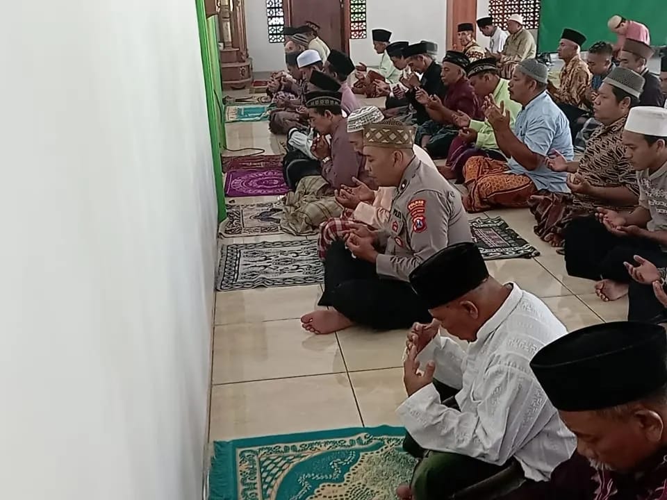 Seluruh Jajaran Bhabinkamtibmas Polsek Bagor Secara Serentak laksanakan do’a bersama di Masjid