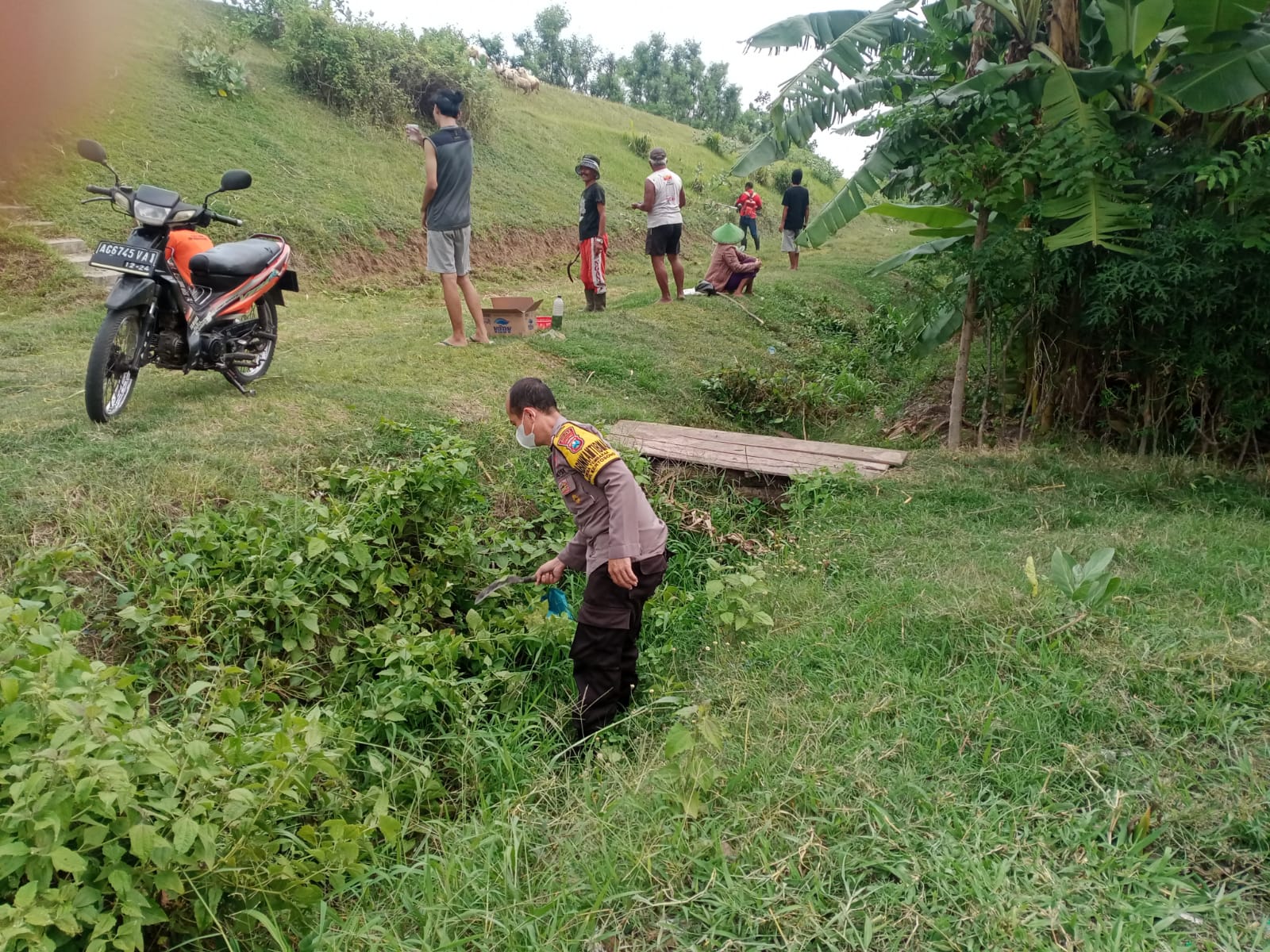 Bhabinkamtibmas Desa Tembarak Kerja Bakti Bersama Warga