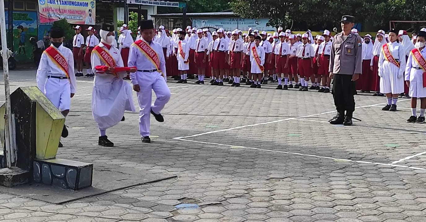 Polsek Warujayeng Berikan Penyuluhan Kepada Siswa Saat Upacara Bendera