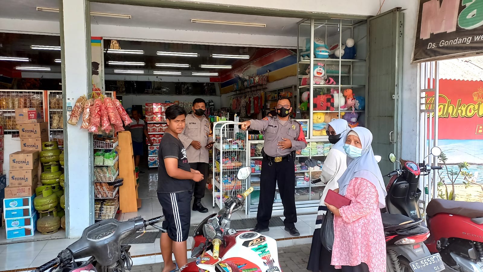 Ka SPKT Polsek Jatikalen Aiptu Priyo Jatmiko Bersama Anggota Melaksanakan Patroli di Pertokoan Berikan Pesan Kamtibmas