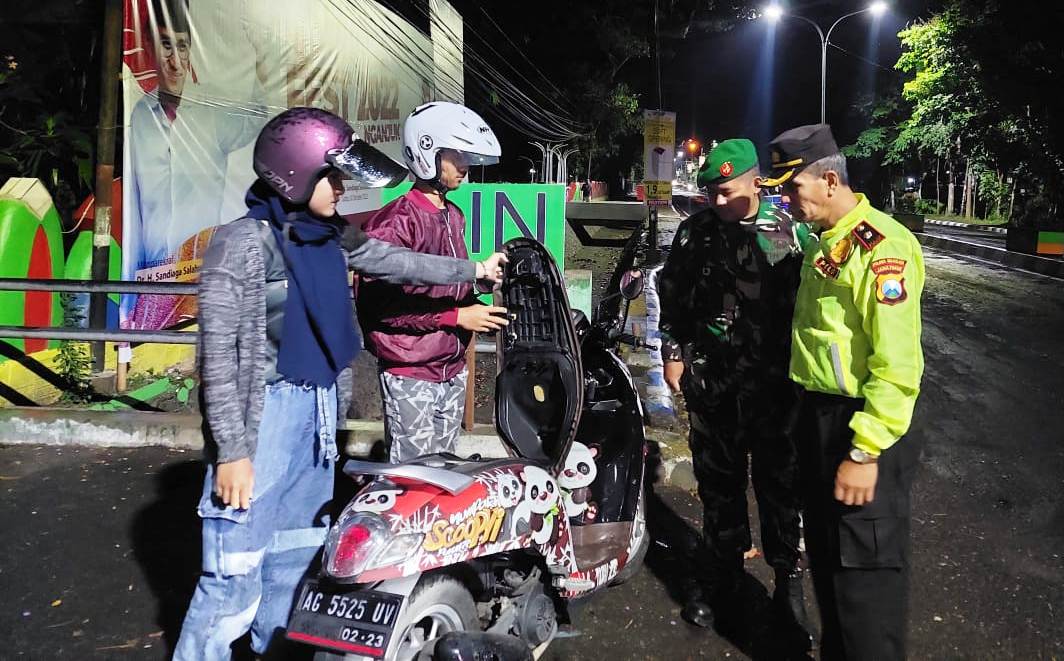 Kapolsek Nganjuk Kota Pimpin Patroli Gabungan Bersama Koramil 0810/01 Nganjuk Melaksanakan Razia Sajam dan Cegah Gangguan Kamtibmas