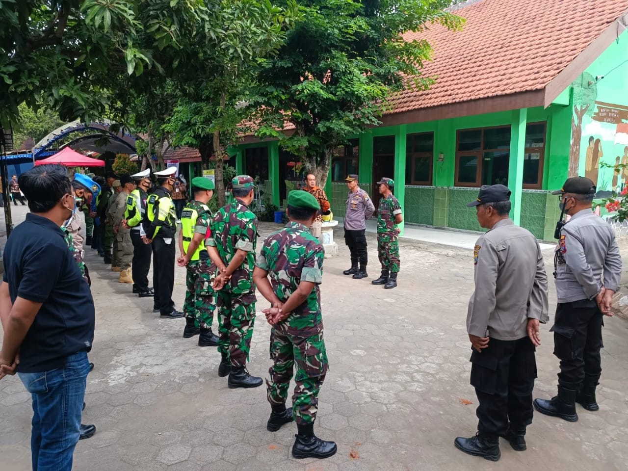 Kapolsek Warujayeng Beri Arahan Personel Pengamanan Pilkades PAW Desa Jogomerto