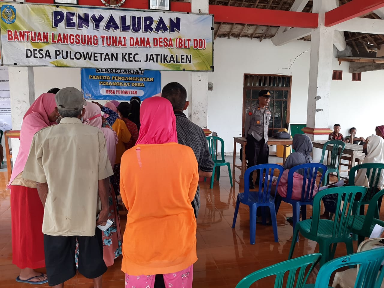 Kapolsek Jatikalen dan Bhabinkamtibmas Laksanakan Pam Peyaluran BLT.DD di Desa. Pulo Wetan
