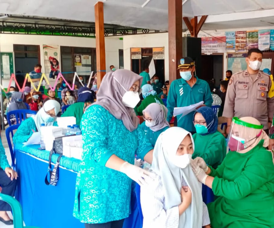 Bhabinkamtibmas Desa Pulo Wetan Dampingi Giat Vaksinasi Booster Covid-19