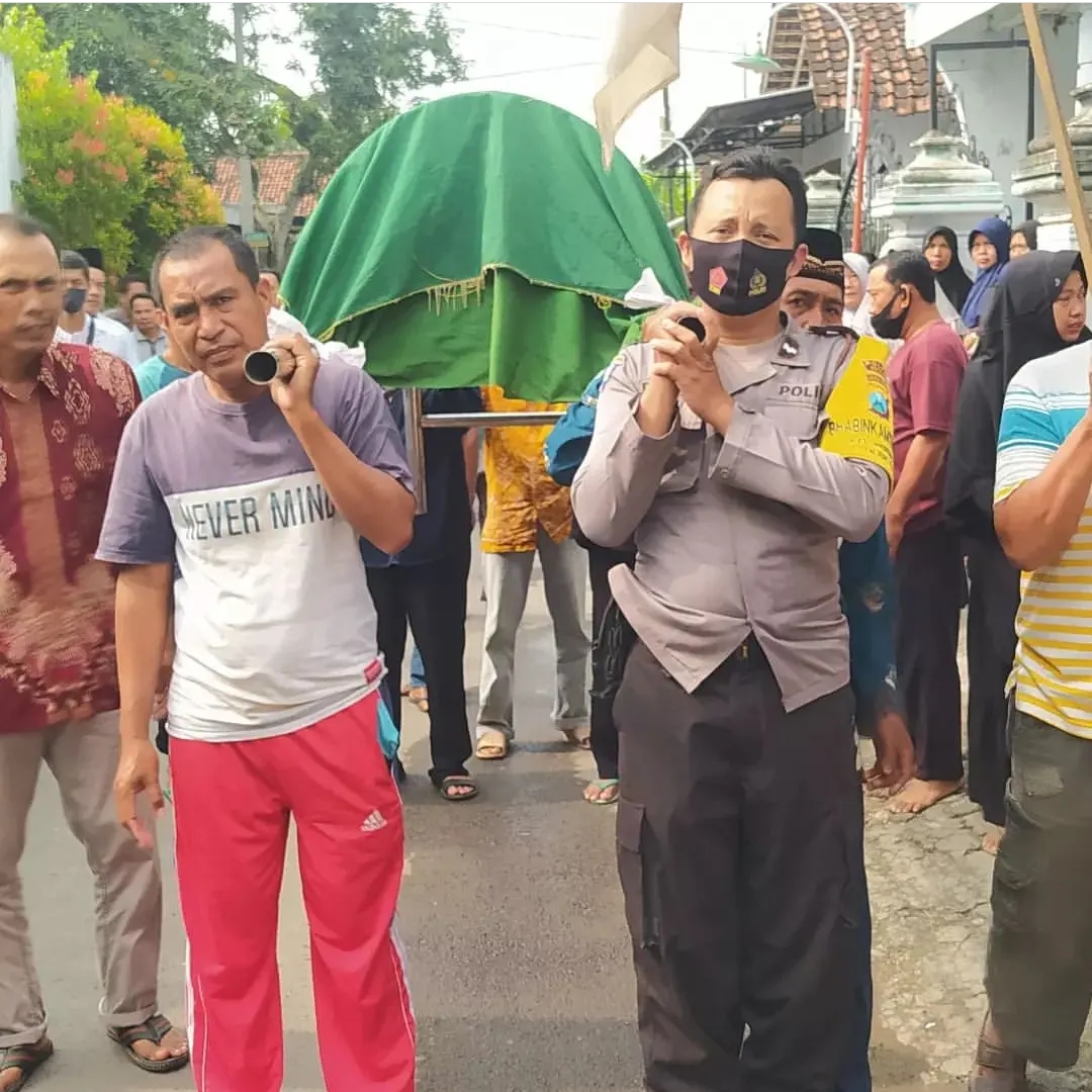 Wujud Kedekatan Dengan Warga Binaan, Bhabinkamtibmas Werungotok Melaksanakan Takziah