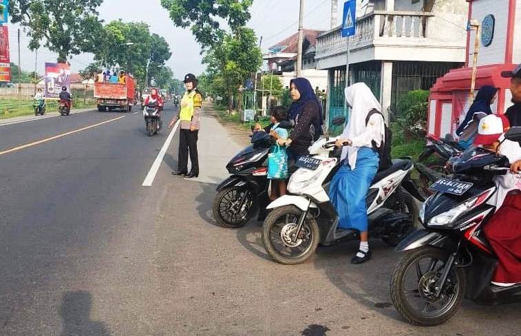 Semangat Layani Masyarakat dan Bantu Penyeberangan Anak Sekolah