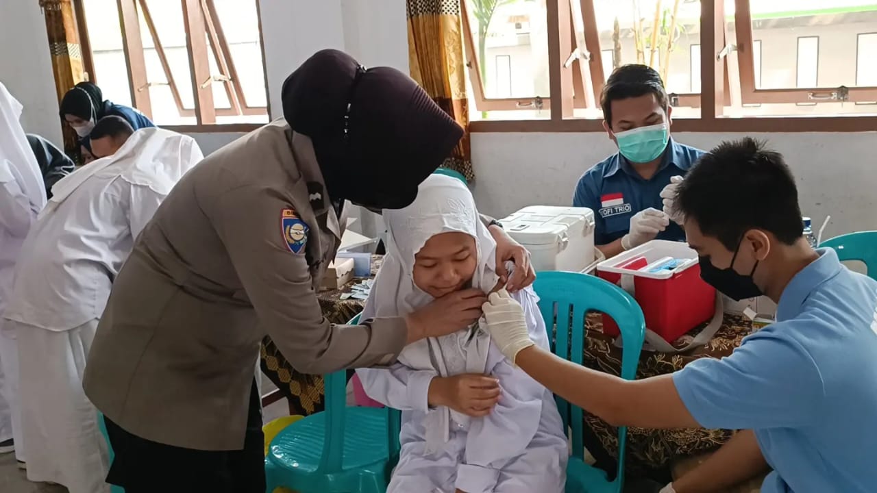 Gebyar Vaksinasi Booster Digelar Polres Nganjuk di Ponpes Krempyang
