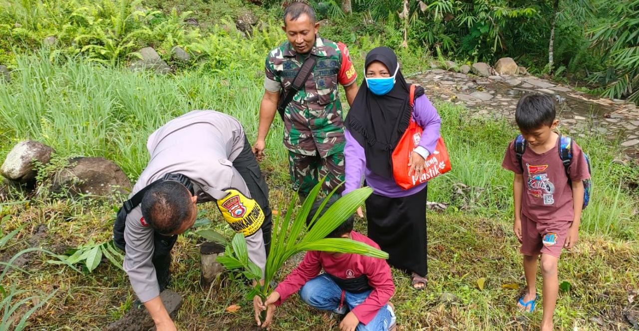 TNI-POLRI Bersama PEMDES KLODAN dan Warga, Laksanakan Penghijauan di Petirtaan Suci Obalan