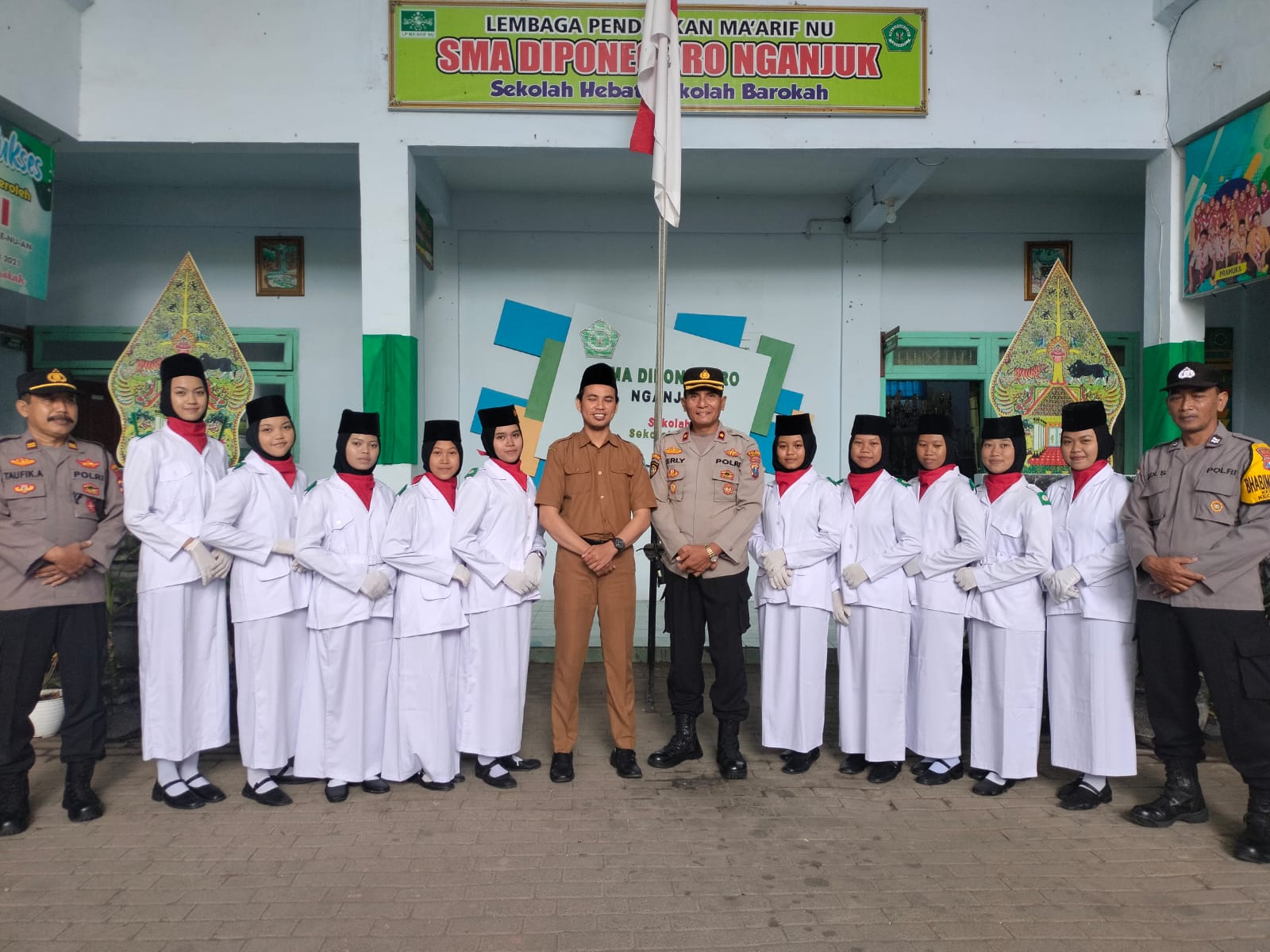 Kapolsek Nganjuk Kota Jadi Pembina Upacara Bendera di SMA Diponegoro Nganjuk
