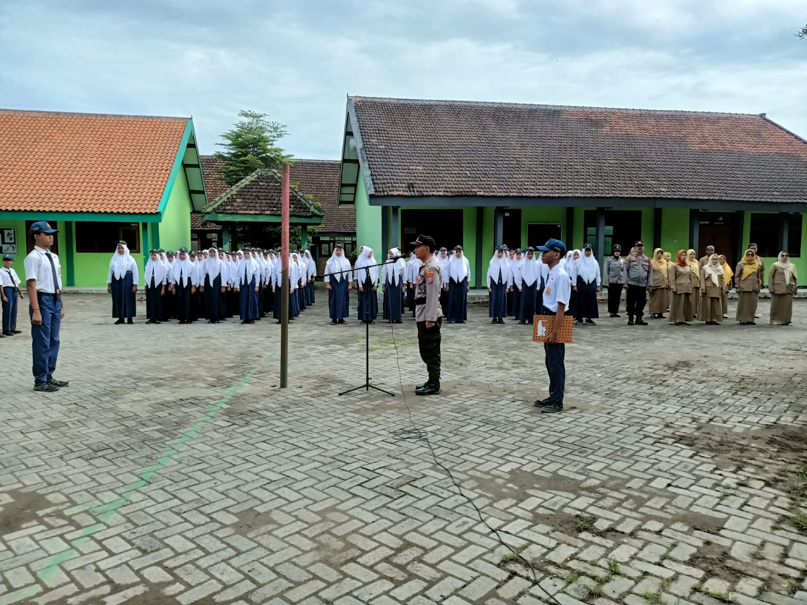 Kapolsek Jatikalen Jadi Irup pada Upacara Bendera di SMP Negeri 2 Jatikalen