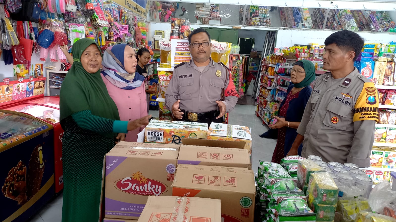Patroli Dialogis Polsek Jatikalen Beri Imbauan Kamtibmas Kepada Warga dan Pemilik Minimarket