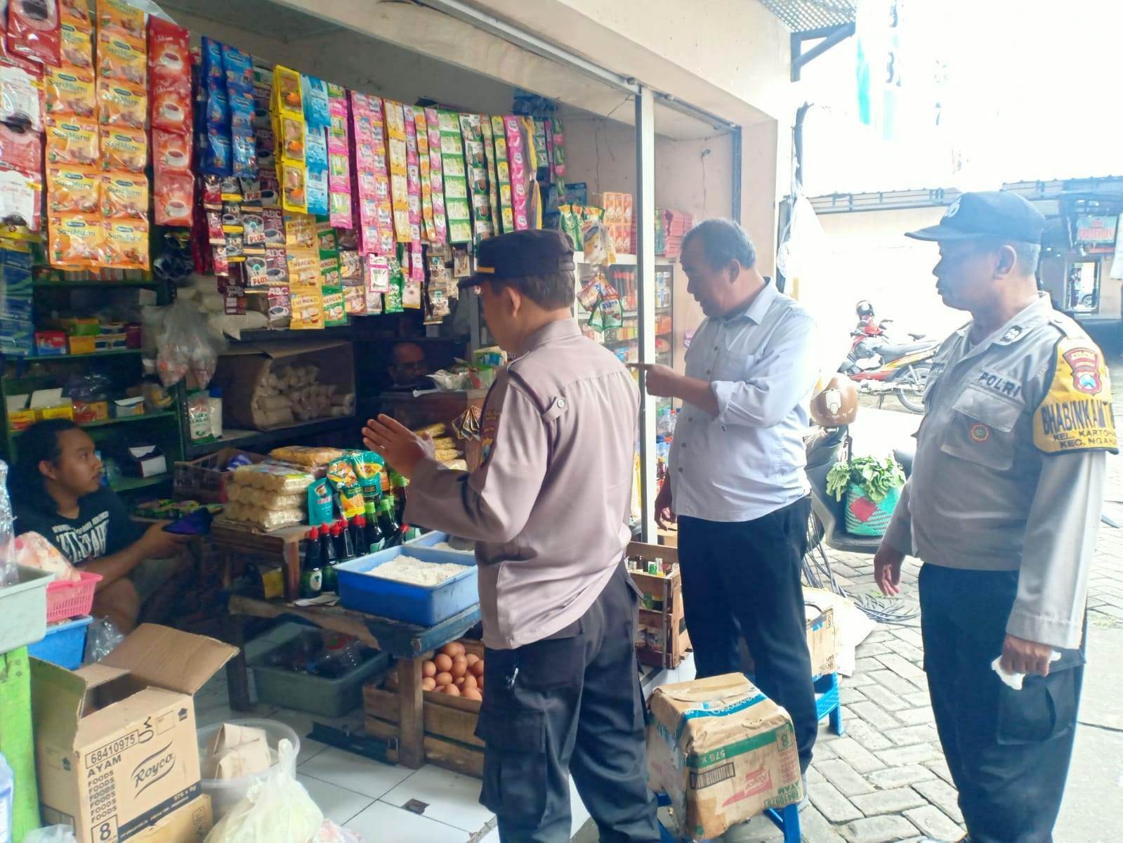 Patroli Polsek Nganjuk  Kota Cek Harga dan Ketersediaan Sembako di Pasar Wage Nganjuk
