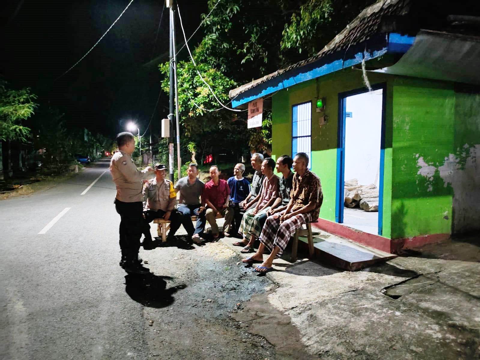 Sambangi Pos Kamling, Bhabinkamtibmas Desa Sawahan Beri Imbauan Kamtibmas