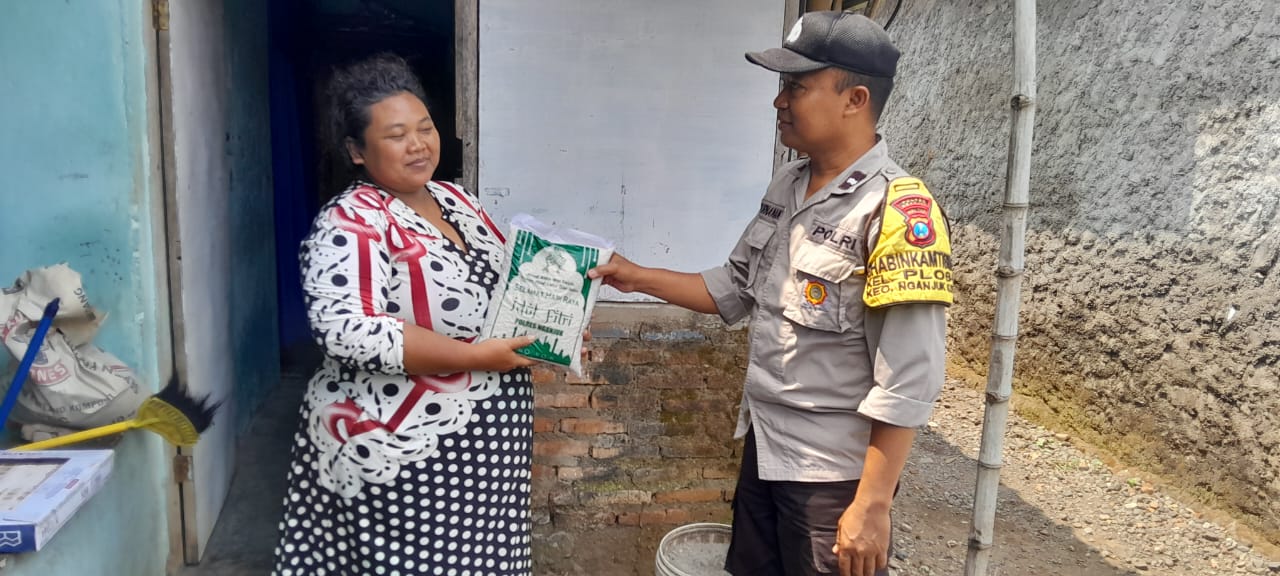 Polsek Nganjuk Kota Salurkan Zakat Fitrah Kepada Masyarakat Di Bulan Ramadhan dari Polres Nganjuk