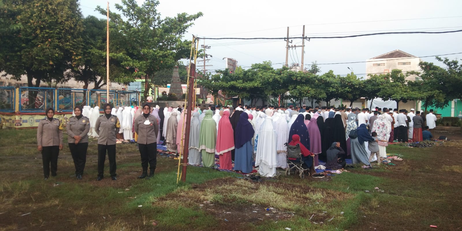 Polwan Polsek Warujayeng Amankan Pelaksanaan Sholat Id di Lapangan Eks. Kawedanan