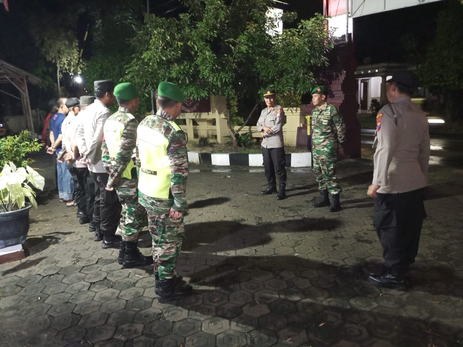 Personil Polsek Jatikalen Pengamanan Malam Takbiran