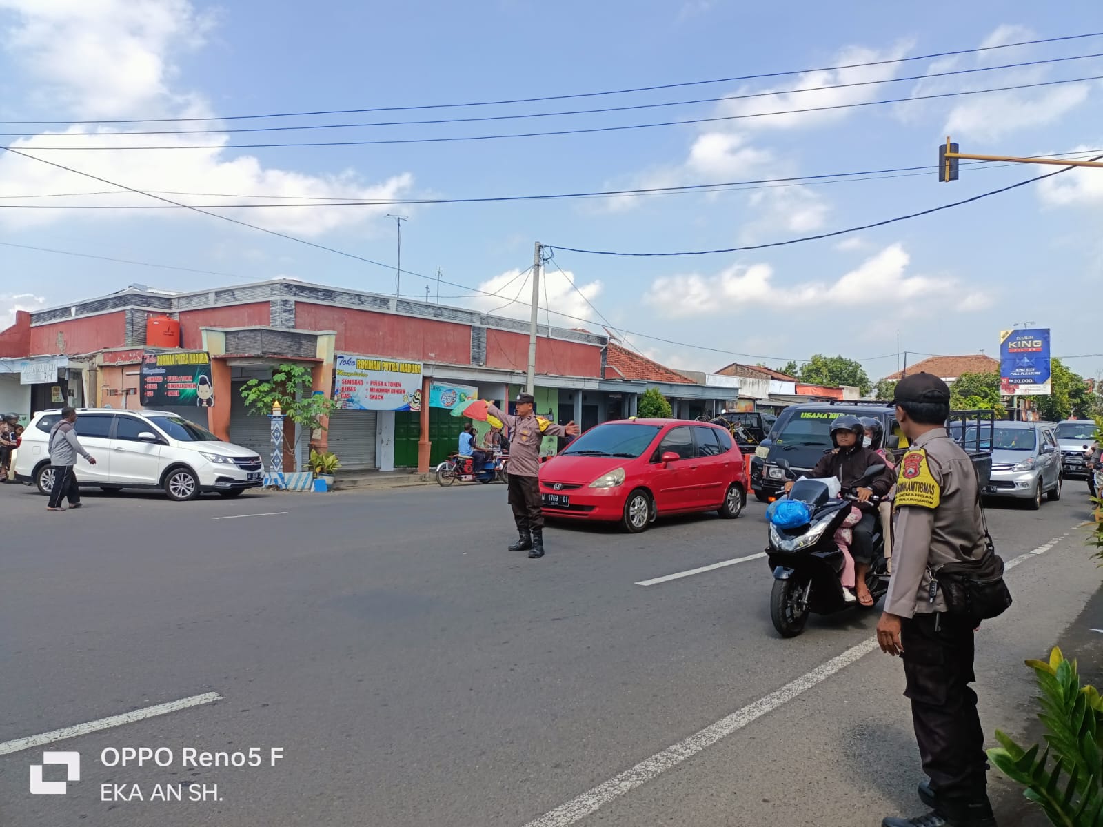 Petugas Gabungan Atur Lalu Lintas di Depan Pospam Ketupat Barong