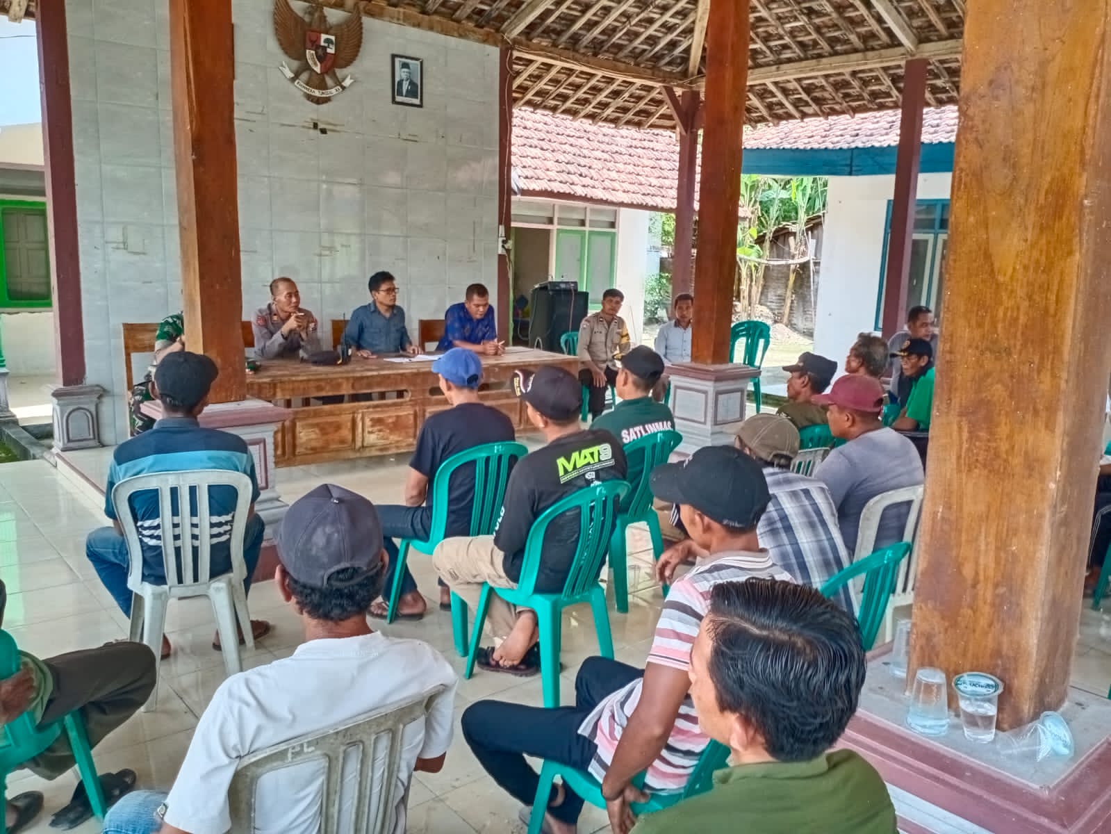 Kapolsek Jatikalen Berikan Arahan Kepada Linmas Dalam Rangka Pembinaan Linmas Persiapan Pilkades Desa Pule Serentak 2023