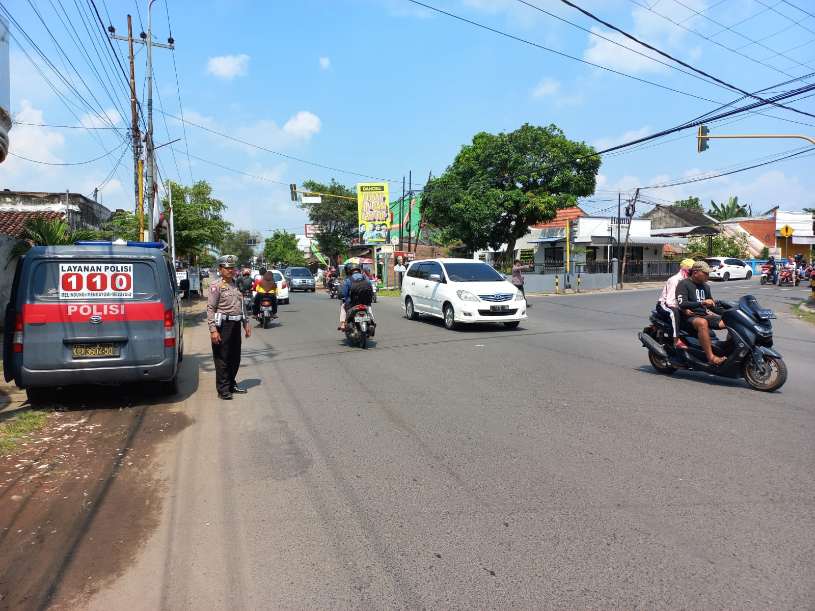 Urai Kemacetan, Polisi Warujayeng Lakukan Pengaturan dan Rekayasa Lalu Lintas