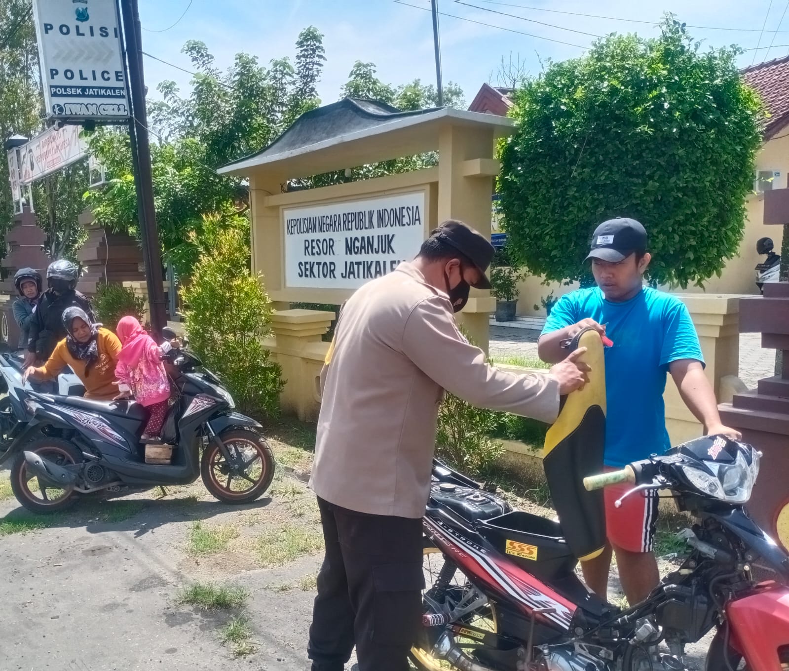 Polsek Jatikalen Lakukan Penyekatan Di Depan Mapolsek Antisipasi Hijaukan Nganjuk