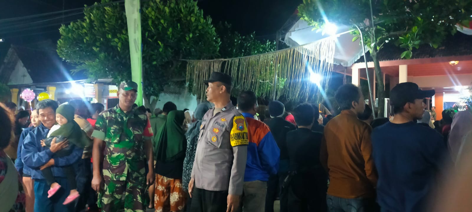 Sinergitas Bhabinkamtibmas dan Babinsa Kelurahan Kramat Amankan Kegiatan Masyarakat