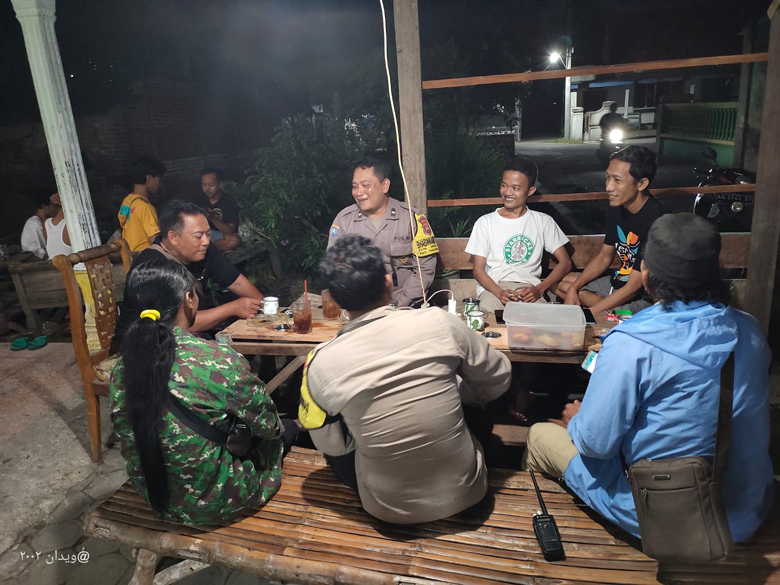 Patroli Malam Polsek Warujayeng Cangkrukan Bersama Warga Desa Wates