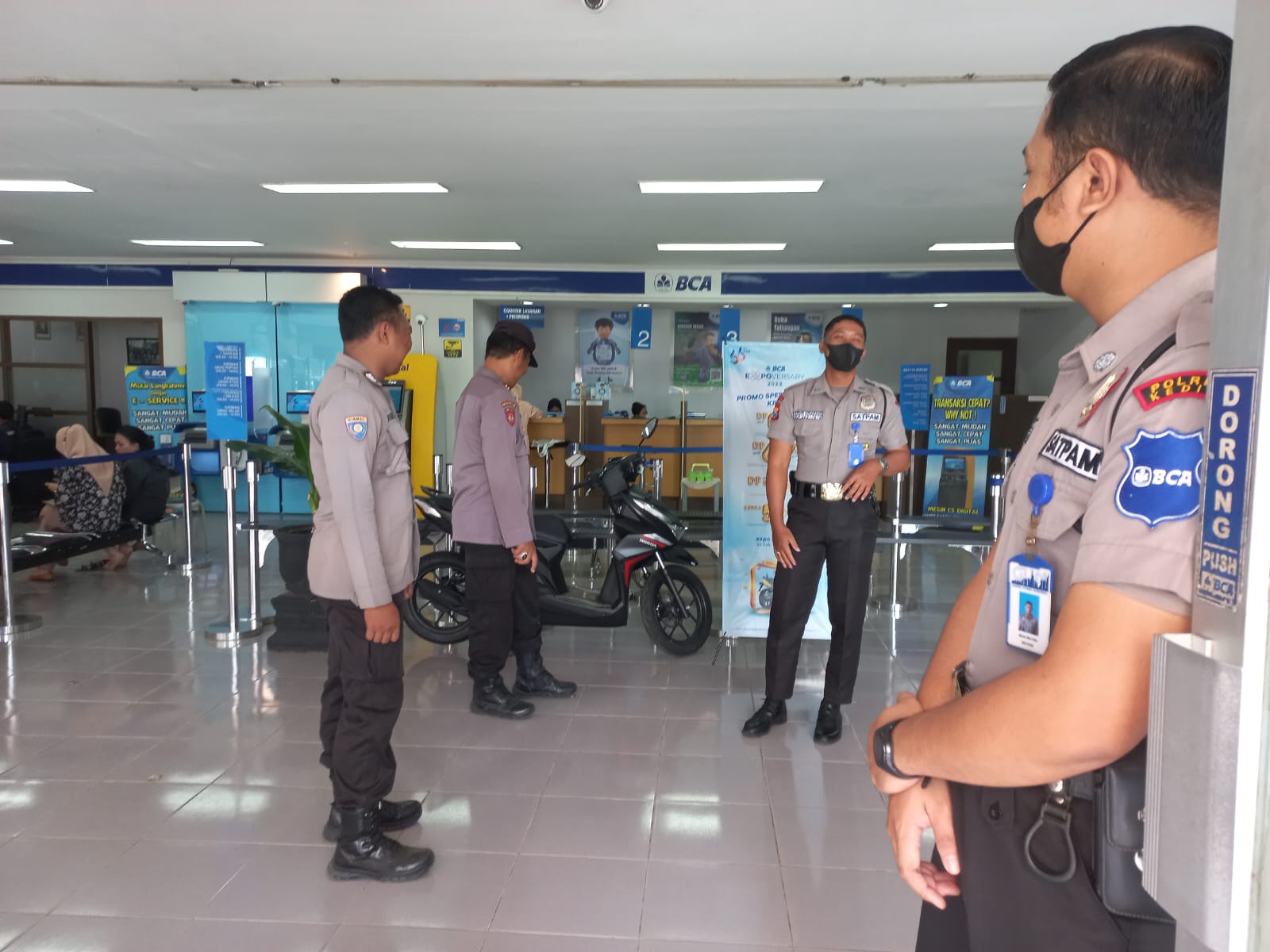 Sambangi Perbankan, Upaya Polsek Warujayeng Cegah Gangguan Kamtibmas