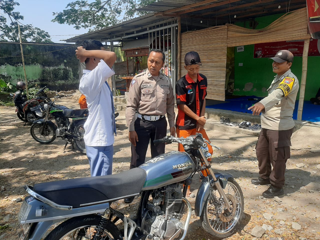 Wujudkan Tertib Berlalu lintas, Anggota Polsek Kertosono Berikan Himbauan Kepada Pelajar