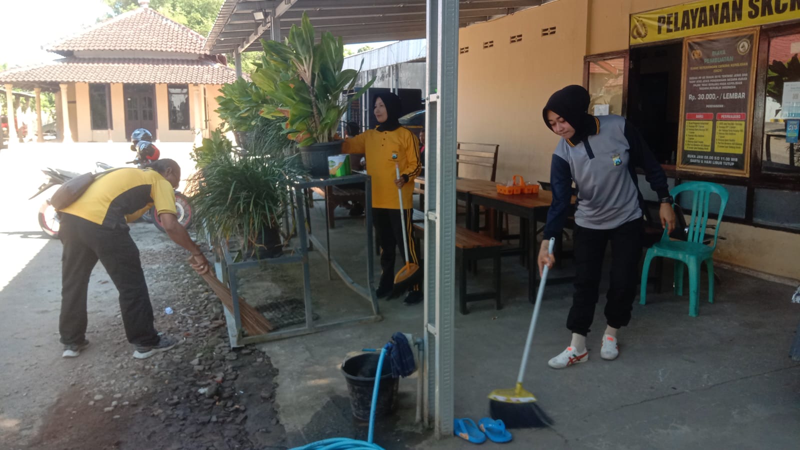 Tingkatkan Kenyamanan Kerja & Pelayanan Masyarakat, Anggota Polsek Warujayeng Bersih-Bersih Mako