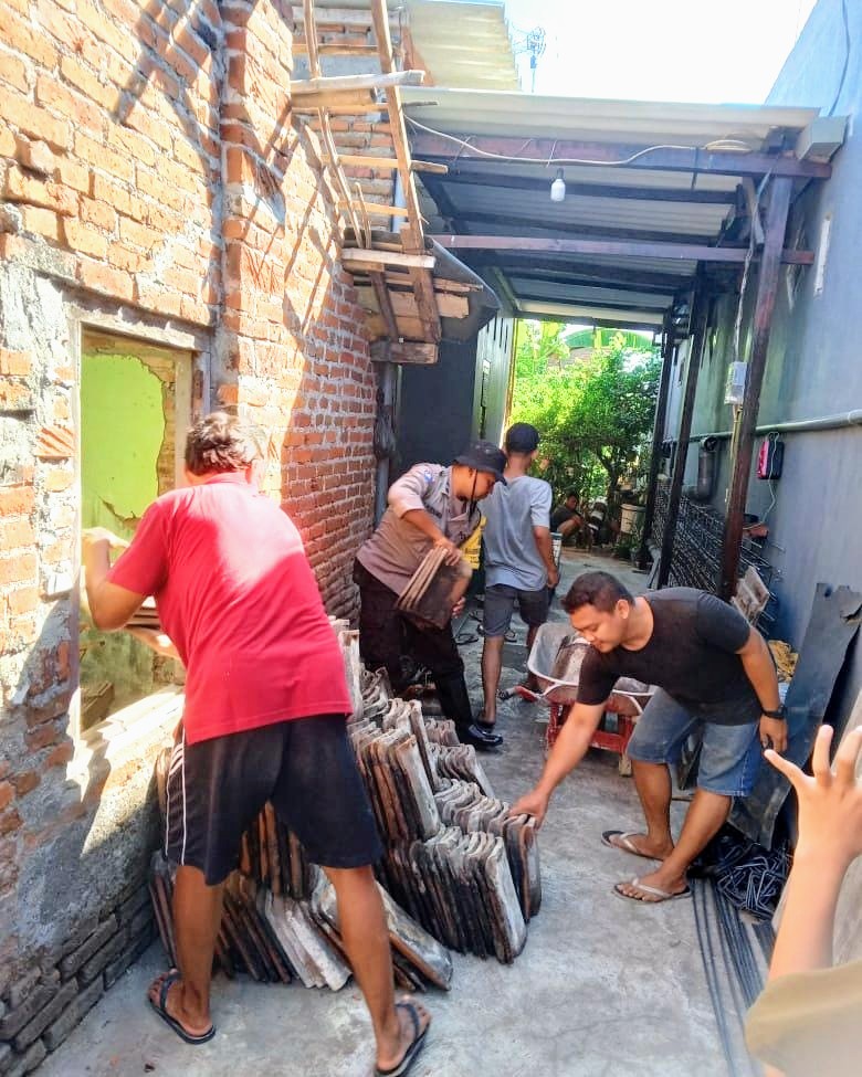 Bersama Warga, Bhabinkamtibmas Polsek Nganjuk Kota Kerja Bakti Bedah Rumah